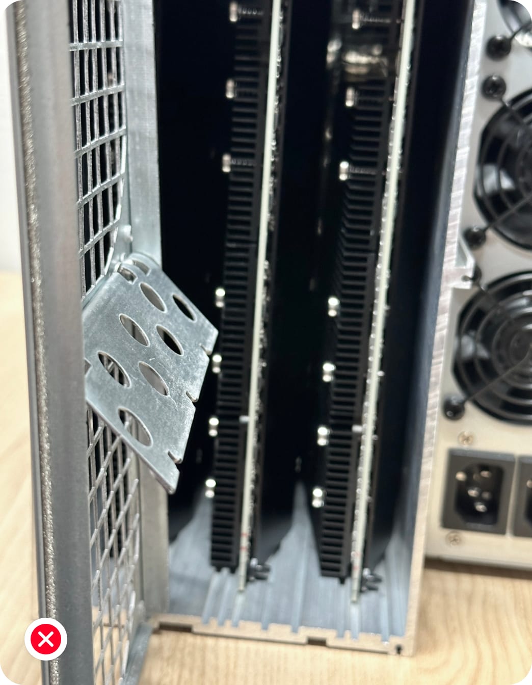 Improper bent front fan mesh divider